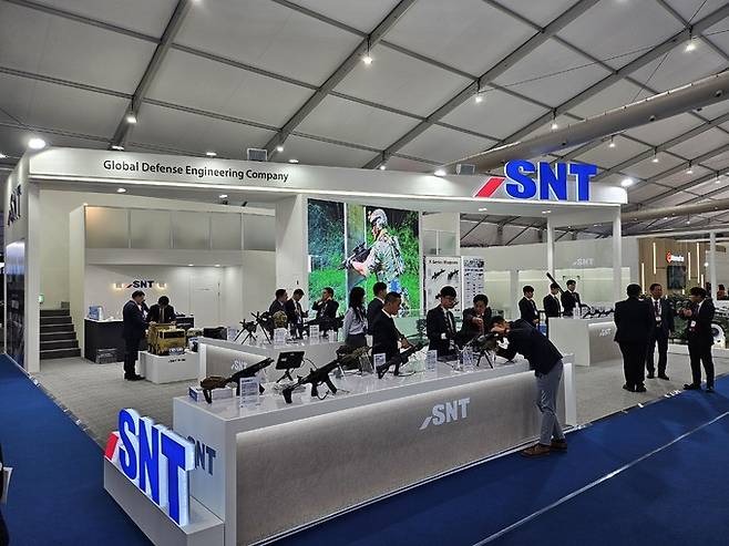 2일부터 6일까지 충남 계룡대에서 열리는 ‘대한민국 국제방위산업전시회(KADEX 2024)’에 참가한 SNT모티브가&nbsp;국산 K시리즈 풀라인업 소구경 화기들을 전시하고 있다. SNT모티브 제공