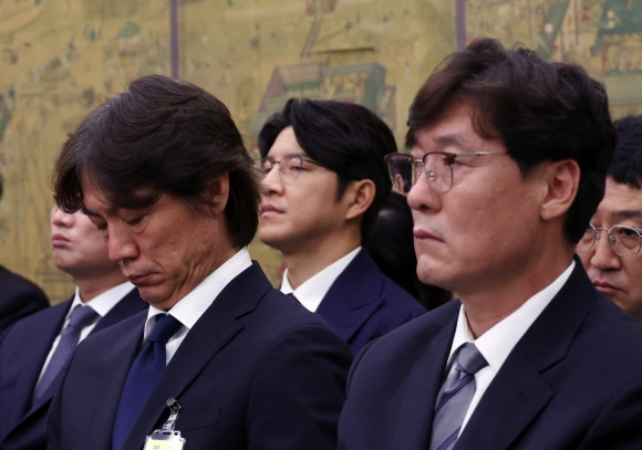 홍명보 한국 남자축구 국가대표팀 감독이 24일 서울 여의도 국회에서 열린 문화체육관광위원회의 현안질의에서 눈을 감고 있다. 오른쪽은 이임생 대한축구협회 기술총괄이사. 뉴시스