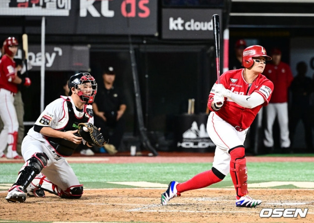 SSG 추신수(오른쪽)가 1일 수원KT위즈파크에서 열린 2024 KBO 리그 5위 결정전 9회 초 1사 1루서 삼진을 당하고 있다.