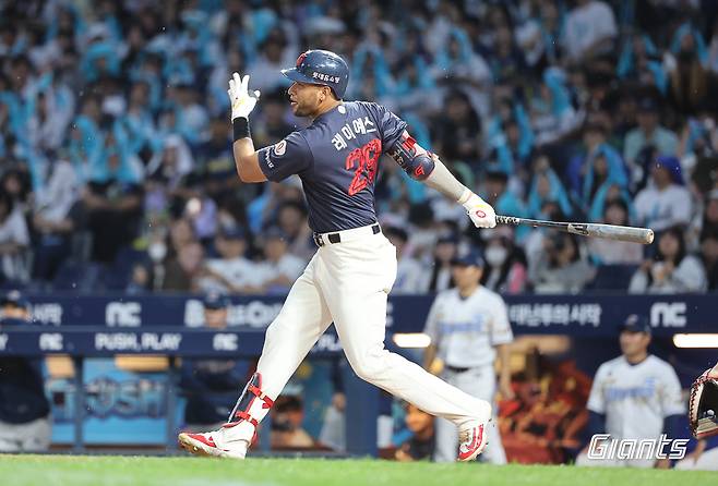 롯데 외야수 레이예스는 1일 창원 NC파크에서 열린 '2024 신한 SOL Bank KBO 리그' NC와 팀 간 마지막 맞대결에서 1번 지명타자로 선발 출전했다. 경기 전 200안타를 기록했던 레이예스는 안타 2개만 더 쳐내면, KBO리그 단일시즌 최다 안타 신기록을 달성할 수 있었다. 그리고 5회초 세 번째 타석과 9회초 다섯 번째 타석에서 안타를 때리며 서건창(2014시즌/201안타)의 단일시즌 최다 안타 기록을 넘어 새 역사를 썼다. 롯데 자이언츠