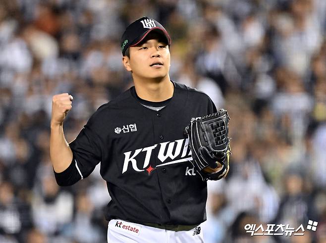 KT 위즈 우완 영건 손동현이 2일 서울 잠실야구장에서 열린 2024 신한 SOL Bank KBO 포스트시즌 와일드카드 결정전 1차전 두산 베어스와의 경기에서 1.2이닝 무실점 완벽투로 홀드를 기록했다. 사진 김한준 기자