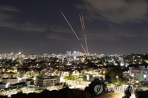 이란 미사일에 이스라엘 아이언돔 가동 [로이터=연합뉴스]