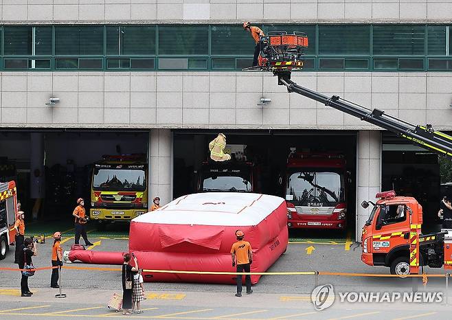 '안전하게'…에어매트 훈련 [연합뉴스 자료사진]