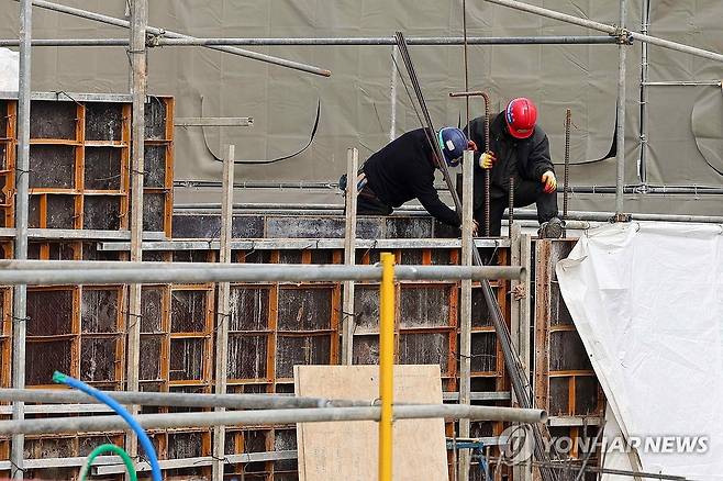 공사현장  (고양=연합뉴스) 서대연 기자 = 경기도 고양시 한 공사현장에서 작업자들이 작업을 하고 있다. 2024.1.28 dwise@yna.co.kr