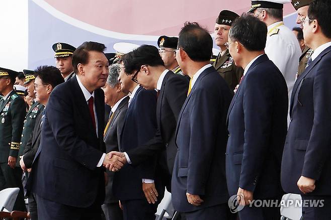 윤석열 대통령, 한동훈 대표와 악수 (성남=연합뉴스) 홍해인 기자 = 윤석열 대통령이 1일 성남 서울공항에서 열린 건군 76주년 국군의날 기념식을 마치고 퇴장하며 국민의힘 한동훈 대표 등과 악수하고 있다.  2024.10.1 [대통령실통신사진기자단] hihong@yna.co.kr