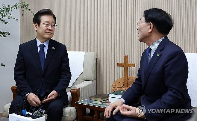 이재명 대표, 김종생 총무 예방 (서울=연합뉴스) 박동주 기자 = 더불어민주당 이재명 대표가 2일 오후 서울 종로구 한국기독교회관에서 김종생 한국기독교교회협의회(NCCK) 총무와 대화하고 있다. 2024.10.2 [공동취재] pdj6635@yna.co.kr