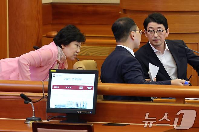 국민의힘 주진우, 조배숙 의원이 27일 오후 서울 종로구 헌법재판소 대심판정에서 '윤석열 대통령 탄핵 요청 청원에 대한 청문회 개최' 의결에 반발해 국민의힘이 제기한 권한쟁의심판 첫 변론에 참석해 대화를 나누고 있다. 2024.8.27/뉴스1 ⓒ News1 이동해 기자