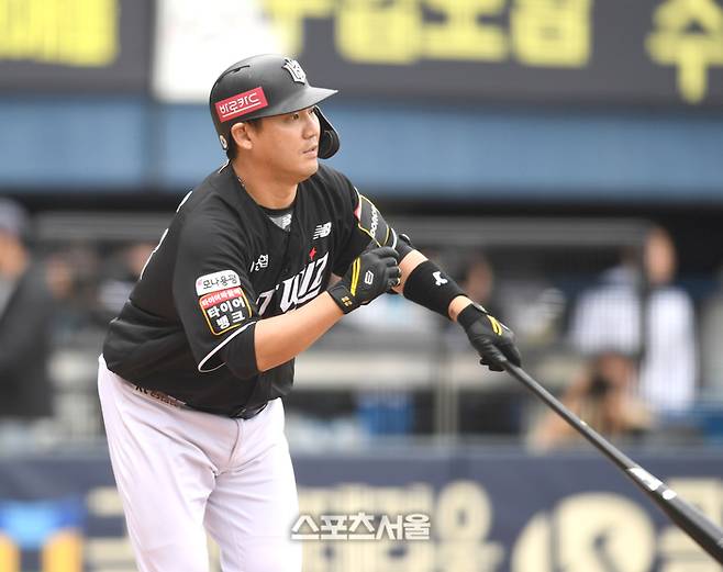 KT 장성우가 3일 잠실구장에서 열린 2024 KBO 와일드카드 결정전 2차전 두산전에서 6회초 우익수 뜬공을 치고 있다. 2루 주자 로하스를 3루로 보내는 뜬공이다. 잠실 | 최승섭기자 thunder@sportsseoul.com