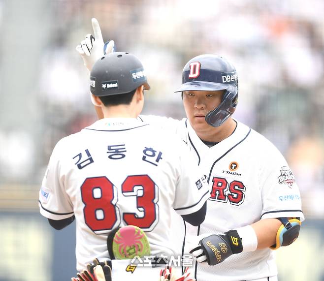 두산 김기연이 3일 잠실야구장에서 열린 2024 KBO 포스트시즌 와일드카드 결정 2차전 KT와 경기 3회말 1사 좌전안타를 친 후 세리머니를 하고 있다. 잠실 | 최승섭기자 thunder@sportsseoul.com