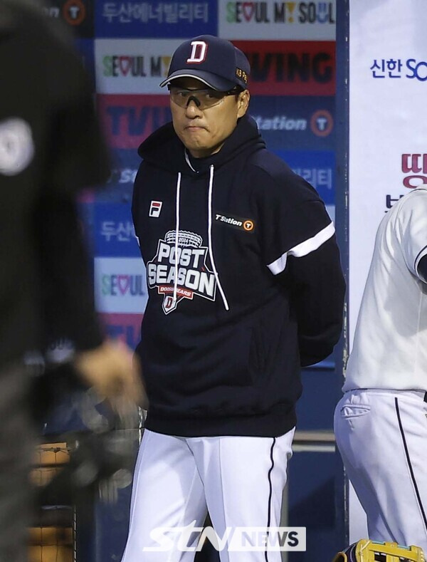 2일 서울 송파구 잠실야구장에서 열린 2024 KBO 포스트시즌 와일드카드 결정 1차전 kt 위즈와 두산 베어스의 경기에 앞서 두산 이승엽 감독이 경기를 기다리고 있다. 사진┃뉴시스