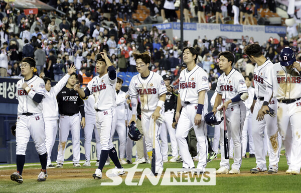 2일 서울 잠실야구장에서 열린 2024 KBO리그 와일드카드 1차전 kt 위즈와 두산 베어스 경기에서 0-4로 패한 두산 선수들이 아쉬워하고 있다. 사진┃뉴시스