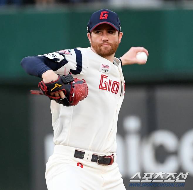 28일 부산 사직구장에서 열린 롯데 자이언츠와 한화 이글스의 경기. 롯데 반즈가 역투하고 있다. 부산=박재만 기자 pjm@sportschosun.com/2024.08.28/