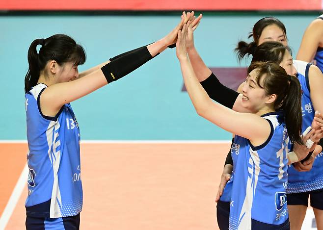 황민경(오른쪽)과 환호하는 이주아. 사진제공=KOVO