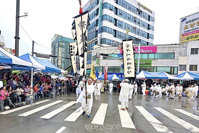 백제문화제의 대표 프로그램인 '웅진성 퍼레이드'가 3일 오후 왕도심 일원에서 화려하게 펼쳐졌다./사진-공주시