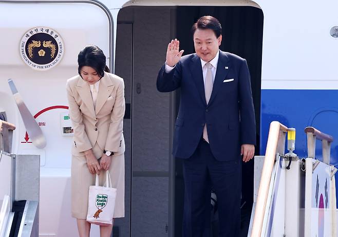 윤석열 대통령과 김건희 여사가 지난 6월 10일 오전 경기 성남시 서울공항에서 중앙아시아 3개국 순방을 위해 공군 1호기에 탑승하며 인사하고 있다. /뉴스1