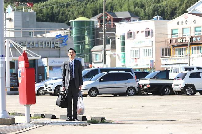 '고독한 미식가: 더 무비'에서 한국에 불시착한 고로(마쓰시게 유타카)가 식당을 찾고 있다. /부산국제영화제