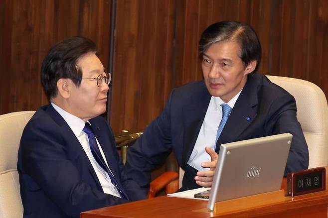 이재명 더불어민주당 대표와 조국 조국혁신당 대표가 국회 본회의장에서 대화를 나누며 웃고 있다. ⓒ뉴시스