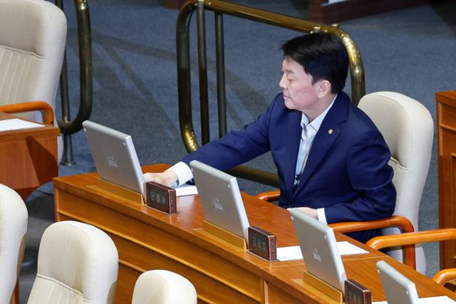 안철수 국민의힘 의원이 지난달 19일 국회 본회의에서 여당 의원으로서 유일하게 참여해 채 상병 특검법안에 대해 찬성을 누르고 있다. 뉴스1