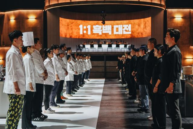 요리 경연 예능프로그램 '흑백요리사: 요리 계급 전쟁'에서 유명 셰프들과 '무명' 셰프들이 각각 '백수저'와 '흑수저' 팀으로 나뉘어 경연을 준비하고 있다. 넷플릭스 제공