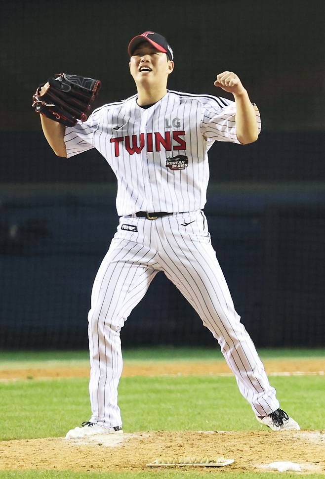 <yonhap photo-4607="">(서울=연합뉴스) 김성민 기자 = 13일 서울 잠실야구장에서 열린 2023 KBO 한국시리즈 5차전 kt wiz와 LG 트윈스의 경기. 8회초 2사 kt 알포드를 삼진으로 아웃시킨 LG 함덕주가 기뻐하고 있다. 2023.11.13 ksm7976@yna.co.kr/2023-11-13 21:16:20/ <저작권자 ⓒ 1980-2023 ㈜연합뉴스. 무단 전재 재배포 금지.></yonhap>