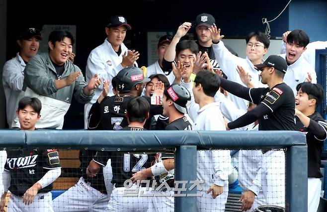 2024 프로야구 KBO 포스트시즌 두산베어스와 kt위즈의 와일드카드결정전(WC) 2차전 경기가 3일 오후 서울 잠실야구장에서 열렸다. 6회초 1사 3루 강백호의 적시타 때 홈인한 로하스를 동료들이 더그아웃에서 격렬하게 맞이하고 있다. 잠실=김민규 기자 mgkim1@edaily.co.kr /2024.10.03/