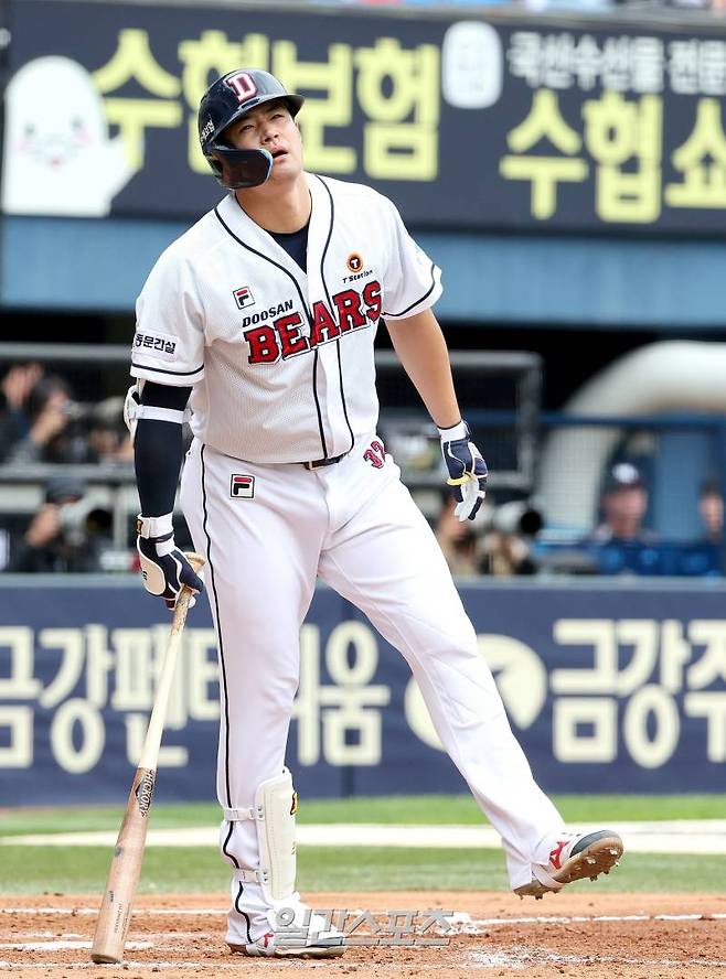 2024 프로야구 KBO 포스트시즌 두산베어스와 kt위즈의 와일드카드결정전(WC) 2차전 경기가 3일 오후 서울 잠실야구장에서 열렸다. 4회말 2사 김재환이 헛스윙 삼진을 당한 후 아쉬워하고 있다. 잠실=김민규 기자 mgkim1@edaily.co.kr