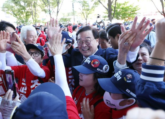 10·16 재보궐선거 공식 선거운동 첫날인 3일 오전 광화문역 앞에서 열린 조전혁 서울시교육감 후보가 출정식을 마친 뒤 선거원등과 인사를 하고 있다. 연합뉴스