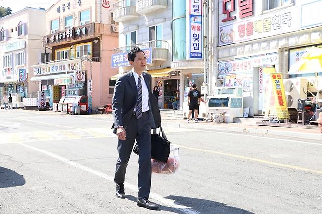 감독이자 배우 마츠시게 유타카는 첫 연출작 영화 <고독한 미식가: 더 무비>에서 한국 경남 남풍도와 구조라 마을의 음식들을 소개한다. 부산국제영화제 제공