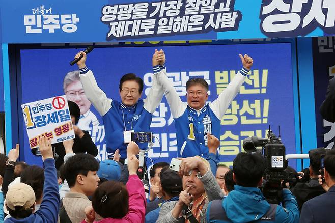 10·16 재보궐선거 공식 선거운동이 시작한 3일 오전 전남 영광군 영광터미널시장 인근에서 더불어민주당 이재명 대표가 영광군수 재선거에 출마한 장세일 후보 지원 유세를 하고 있다. 연합뉴스