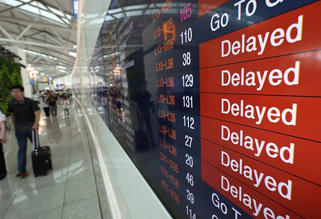 Screens at Incheon International Airport display flight delays. [NEWS1]