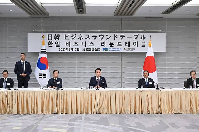 President Yoon Suk Yeol, center, speaks during a meeting with businesspeople in Tokyo during his visit to Japan on March 17, 2023. [YONHAP]