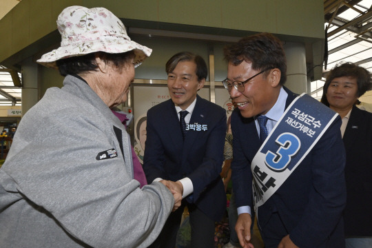 10·16 재보궐선거 공식 선거운동이 시작된 3일 오전 전남 곡성군 곡성기차마을전통시장에서 조국혁신당 박웅두 곡성군수 후보와 조국 대표가 유권자들에게 지지를 호소하고 있다. 뉴시스 제공