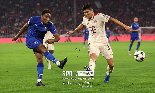 ▲ 바이에른 뮌헨은 3일(한국시간) 영국 버밍엄의 빌라 파크에서 열린 2024-25시즌 유럽축구연맹(UEFA) 챔피언스리그 리그 페이즈 2차전 원정 경기에서 아스톤 빌라에 0-1로 패했다. 센터백으로 선발 출전한 김민재는 0-1로 뒤져 득점이 필요했던 후반 41분 레온 고레츠카와 교체되면서 그라운드를 떠났다. 빌트는 김민재에게 평점 3점과 함께 "큰 실수 없이 경합에서 강했다"고 평가했다. 빌트 평점은 1점(최고점)~5점(최저점)으로 환산된다. 낮으면 낮을수록 경기에서 잘했다는 뜻이다. 