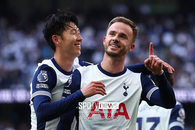 ▲&nbsp;토트넘은 오는 4일 오전 1시 45분(이하 한국시간) 헝가리 부다페스트 그루파마 아레나에서 2024-25시즌 유럽축구연맹(UEFA) 유로파리그 리그 페이즈 2차전을 펼친다.&nbsp;영국 매체 '풋볼 런던'에 따르면 포스테코글루 감독은 "라두 드라구신은 경고를 받아 뛸 수 없고, 손흥민은 회복을 위해 런던에 있다. 나머지 선수, 젊은 선수들 위주로 원정 경기 선수단을 짰다"고 짧게 언급했다.