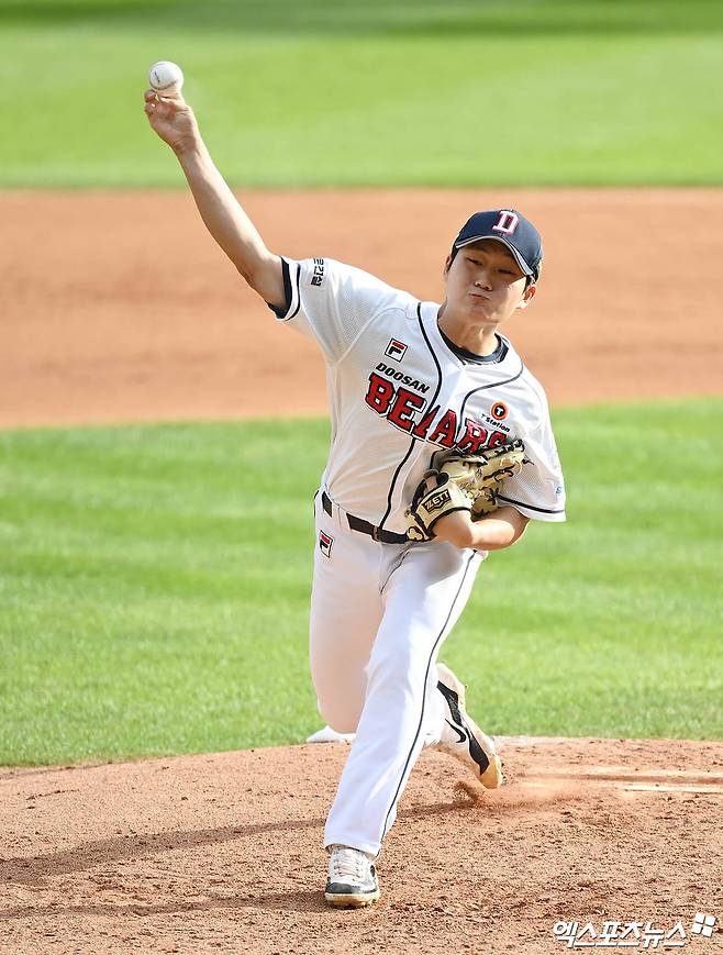 두산 베어스 우완 루키 김택연이 3일 서울 잠실야구장에서 열린 2024 신한 SOL Bank KBO 포스트시즌 KT 위즈와 와일드카드 결정전 2차전에서 2⅓이닝 2피안타 2탈삼진 무실점을 기록했다. 사진 박지영 기자