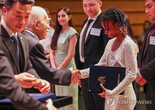 장학금 수여하는 이세중 우정교육문화재단 이사 (서울=연합뉴스) 서대연 기자 = 이세중 우정교육문화재단 이사가 20일 오후 서울 중구 대한상공회의소에서 열린 2024년 2학기 외국인 유학생 장학금 수여식에서 장학생들에게 장학증서를 수여하고 있다. 2024.8.20 dwise@yna.co.kr