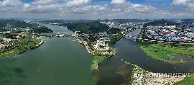 지켜야 할 낙동강, 녹조 가득 (대구=연합뉴스) 윤관식 기자 = 20일 오전 대구 달성군 강정보디아크광장 인근 금호강에서 열린 '2024 을지연습 대규모 수질오염사고 대응을 위한 합동방제훈련'에서 환경부와 대구시, 소방, 제2작전사령부 등 관계기관이 드론 테러로 인한 수질오염을 가정한 상황에서 방제 훈련을 하고 있는 가운데 낙동강(왼쪽)이 녹조가 가득한 모습을 보이고 있다. 2024.8.20 psik@yna.co.kr