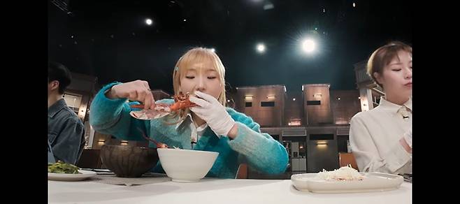 넷플릭스 예능 흑백요리사에서 '랍스터마라크림짬뽕'을 먹고 있는 먹방 유튜버 '히밥'/사진=넷플릭스 흑백요리사 캡처