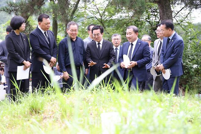 지난 8월 8일 오전 선감학원 공동묘역에서 열린 선감학원 희생자 유해발굴 개토 행사에서 김동연 경기도지사가 개토 행사를 마치고 선감학원 희생자 분묘를 살펴보고 있다.(사진=경기도)