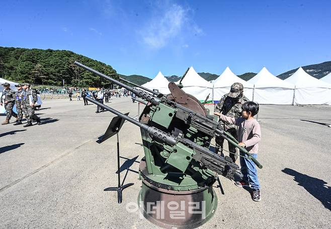 4일 퇴역식을 실시한 승전포가 지상군페스티벌 행사장에 전시돼 있다. (사진=육군)