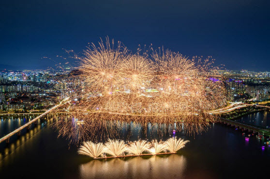 지난해 10월 서울 여의도 한강공원에서 열린 불꽃축제(사진=한화)