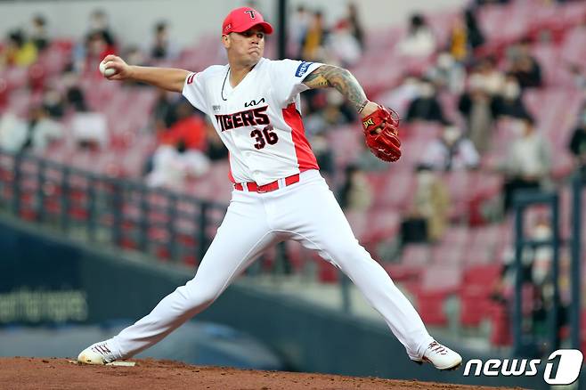 9일 오후 광주 북구 광주-기아챔피언스필드에서 열린 '2021 프로야구 신한은행 SOL KBO리그' NC 다이노스와 KIA 타이거즈의 경기에서 KIA 선발투수 브룩스가 역투하고 있다. 2021.4.9/뉴스1 ⓒ News1 황희규 기자