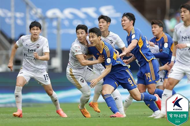 K리그1 1위 울산 HD와 2위 김천 상무가 6일 울산 문수축구경기장에서 맞붙는다. (한국프로축구연맹 제공)