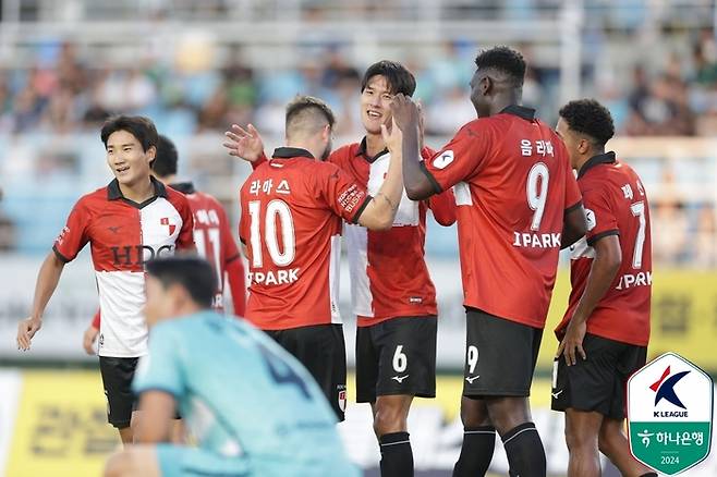 부산 선수들이 지난달 29일 안산전에서 득점 후 기뻐하고 있다. 사진 | 한국프로축구연맹