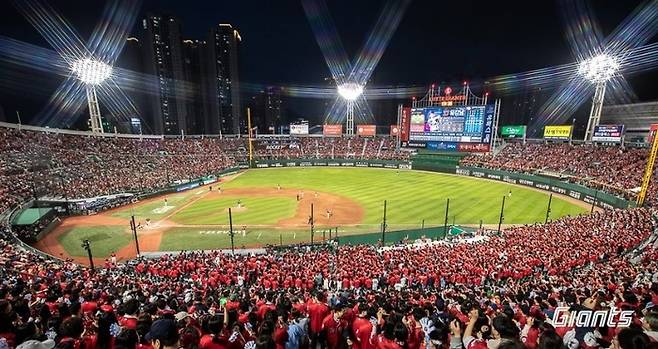 롯데가 오는 11월3일 누적 관중 3000만 돌파를 기념해 ‘레드 팬스티벌’을 개최한다. 사진 | 롯데 자이언츠