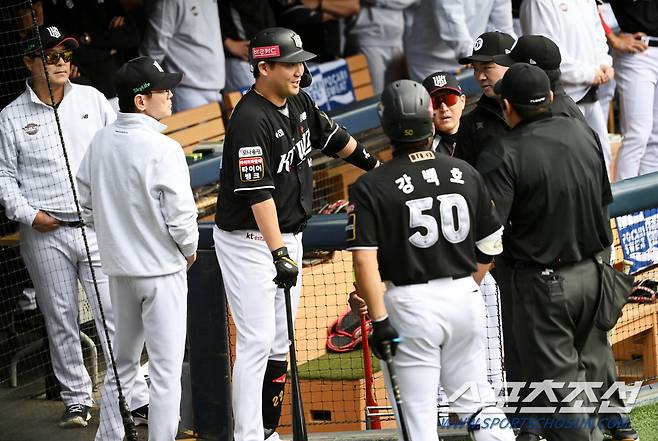 3일 잠실야구장에서 열린 KT와 두산의 와일드카드 2차전, 1회초 1사 KT 로하스가 내야땅볼을 치고 1루 수비방해로 아웃이 선언되자 이강철 감독이 후속타자 장성우를 타석에 내보내지 않으며 항의하고 있다. 잠실=허상욱 기자 wook@sportschosun.com/2024.10.03/