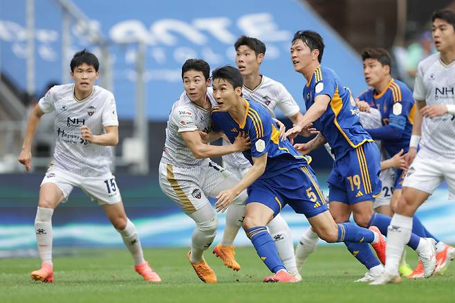 울산문수축구경기장/ K리그1/ 울산HDFC vs 김천상무프로축구단/ 울산 임종은, 김천 김태현/ 경합/ 사진 김정수