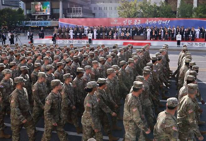 건군 76주년 국군의날 시가행진이 열린 1일 서울 광화문 광장 관람 무대 앞을 주한미군 제대가 이동하고 있다. [이미지출처=연합뉴스]