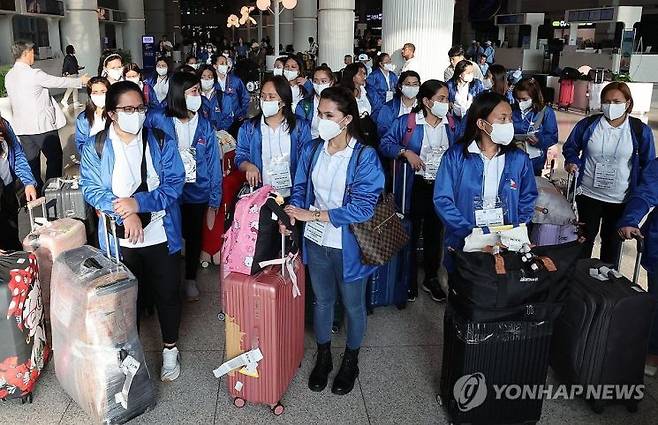 지난 8월 6일 외국인 가사관리사 시범사업에 참여할 필리핀 노동자들이 인천국제공항을 통해 입국하고 있는 모습. [공항사진기자단]