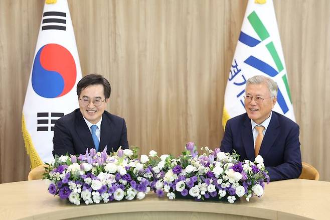 김동연(왼쪽) 경기도지사가 4일 경기도청 깜짝 방문 문재인 전 대통령과 환담을 나누고 있다.ⓒ